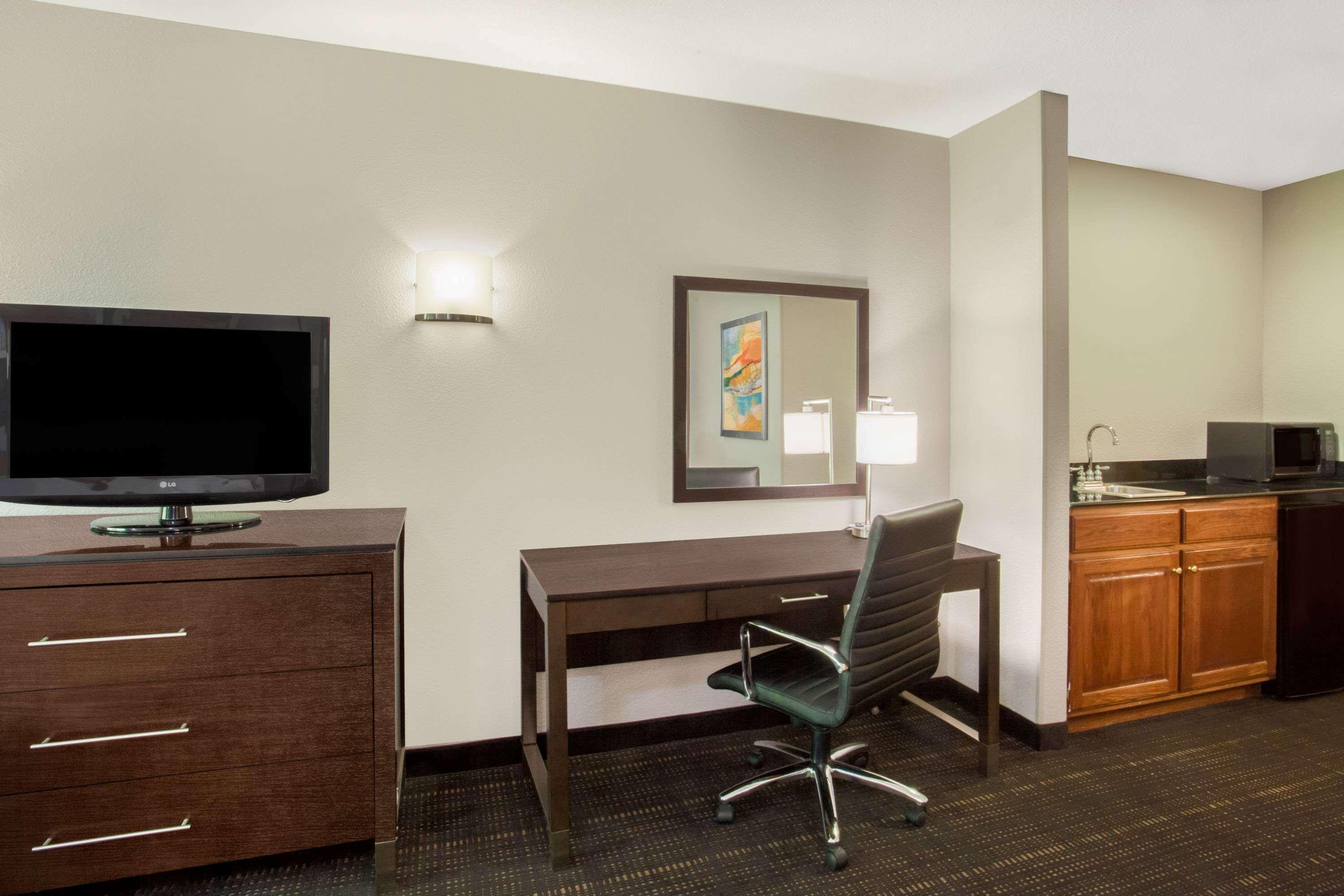 Wingate By Wyndham Columbia Hotel Exterior photo