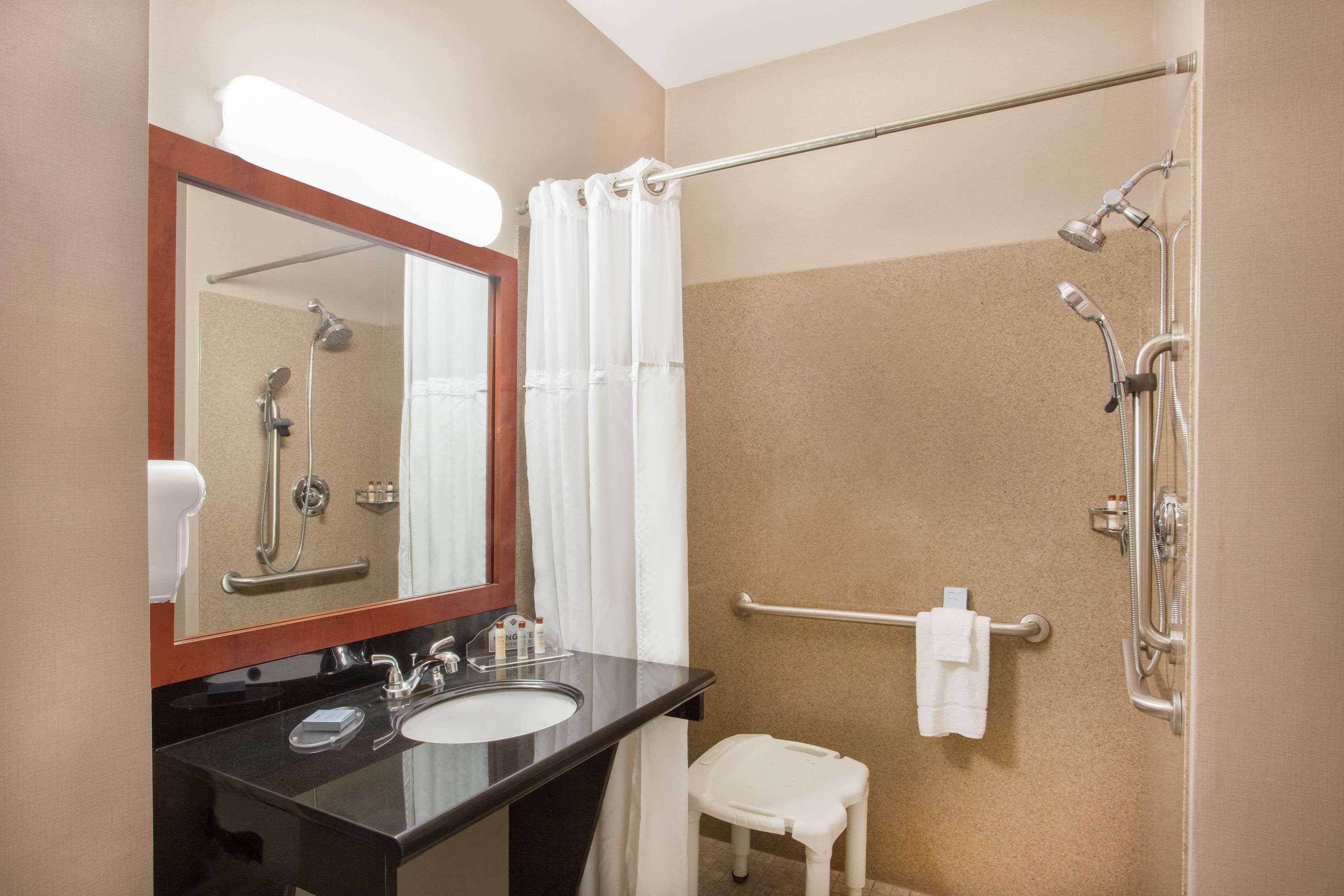 Wingate By Wyndham Columbia Hotel Exterior photo